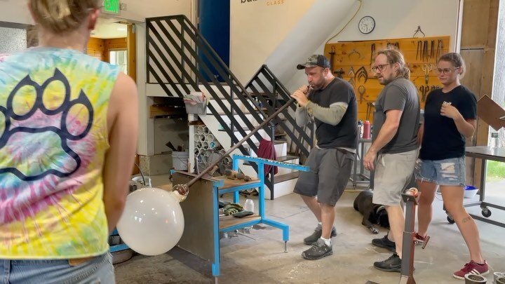 Going BIG for a custom fab project, which means all hands on deck! Swipe for more process video ➡️
tysm to BF team member @glassbymck for the video 🎥
#glass #glassblowing #hotshop #customfabrication #teamwork #bubbelfactoryma #northshorema #bosart